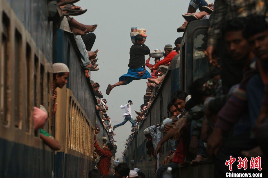 孟加拉数千穆斯林挤火车回家