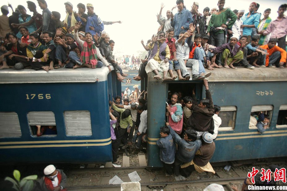 孟加拉数千穆斯林挤火车回家